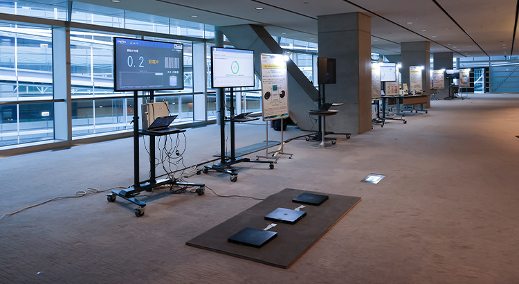 セミナー会場では、エナリスの脱炭素ソリューションのデモ展示も行われた。写真は、人が歩く際に床を踏むエネルギーを電気に変換する「発電床」