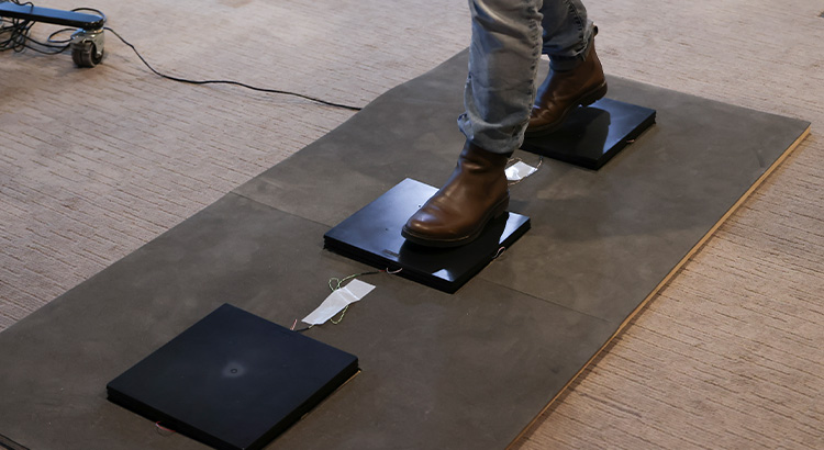 セミナー会場では、エナリスの脱炭素ソリューションのデモ展示も行われた。写真は、人が歩く際に床を踏むエネルギーを電気に変換する「発電床」