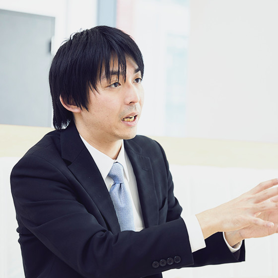 社内のインフラシステムと億単位の顧客データを扱う。