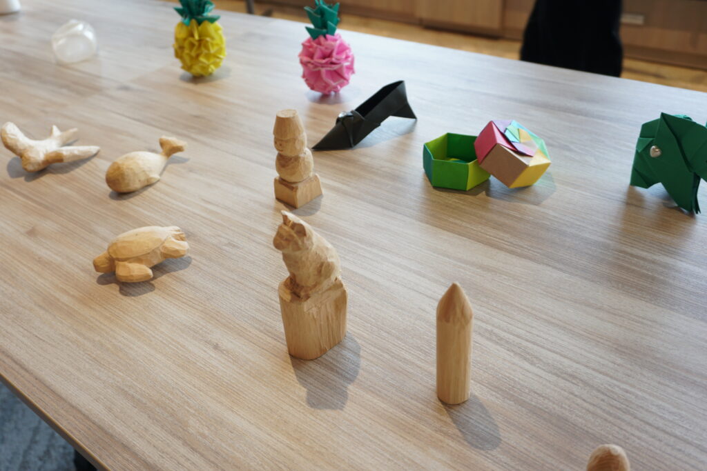 早川さんの彫刻や折り紙作品