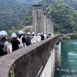 J-POWER協力のもと、佐久間ダム・発電所見学ツアーを社員向けに開催！